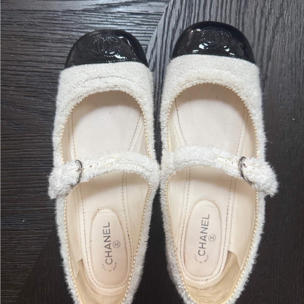 Chanel Mary janes flat in White and Black Size 38